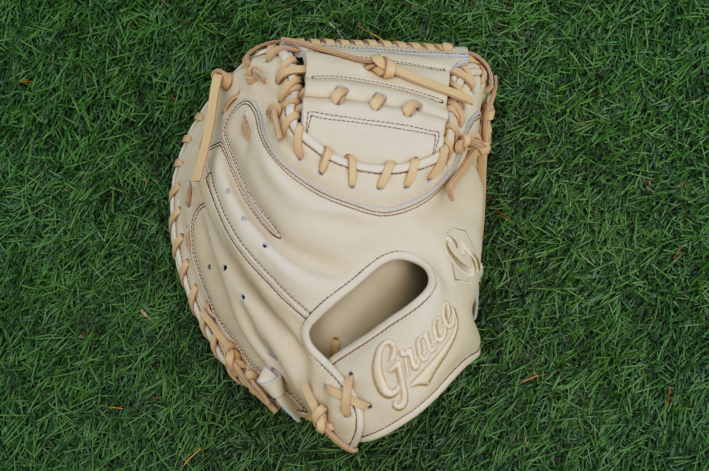 33" Closed Web Catchers Mitt Grace Glove