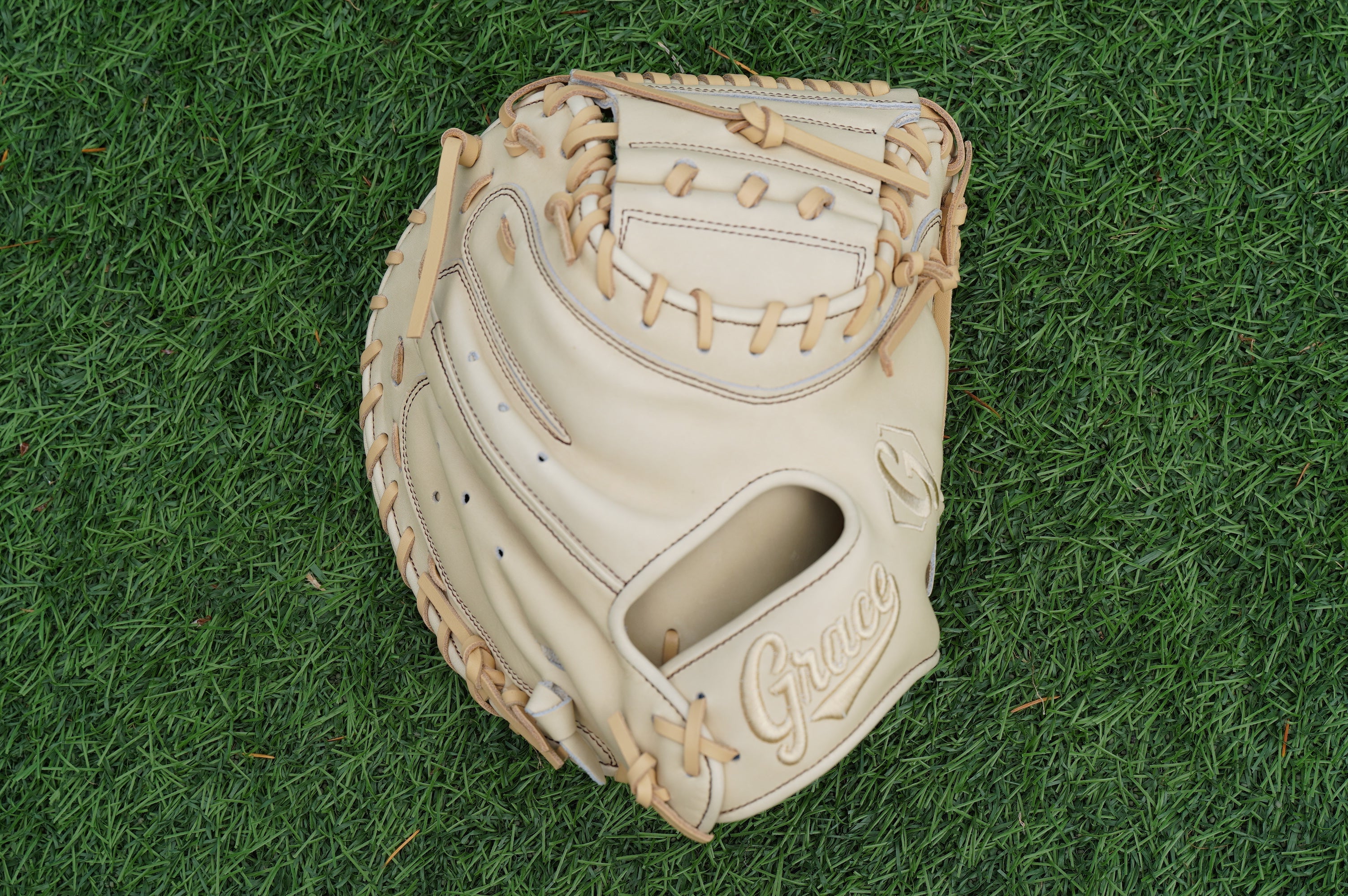33" Closed Web Catchers Mitt Grace Glove